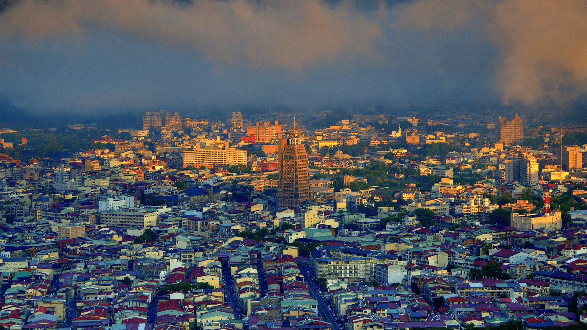 放慢腳步遊埔里，在鯉魚潭聽風掠過水面，再上虎頭山看燈火漸亮