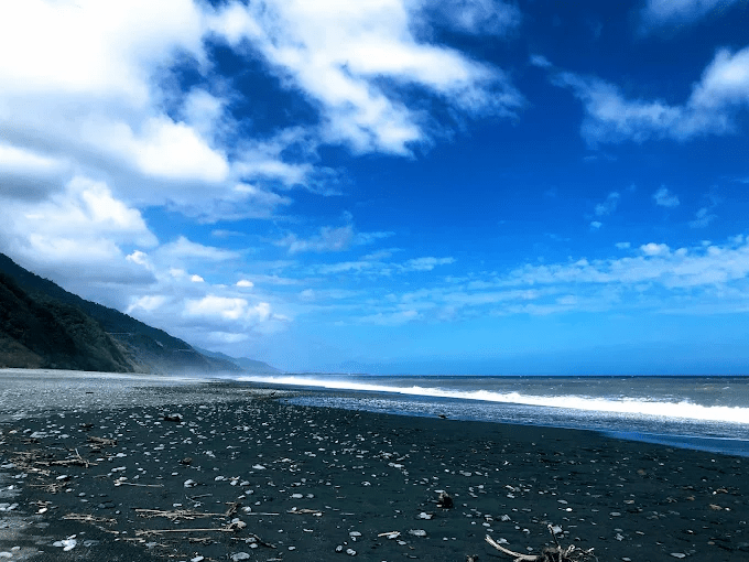 當曙光越過太麻里山海之間，旅人與太平洋一起醒來