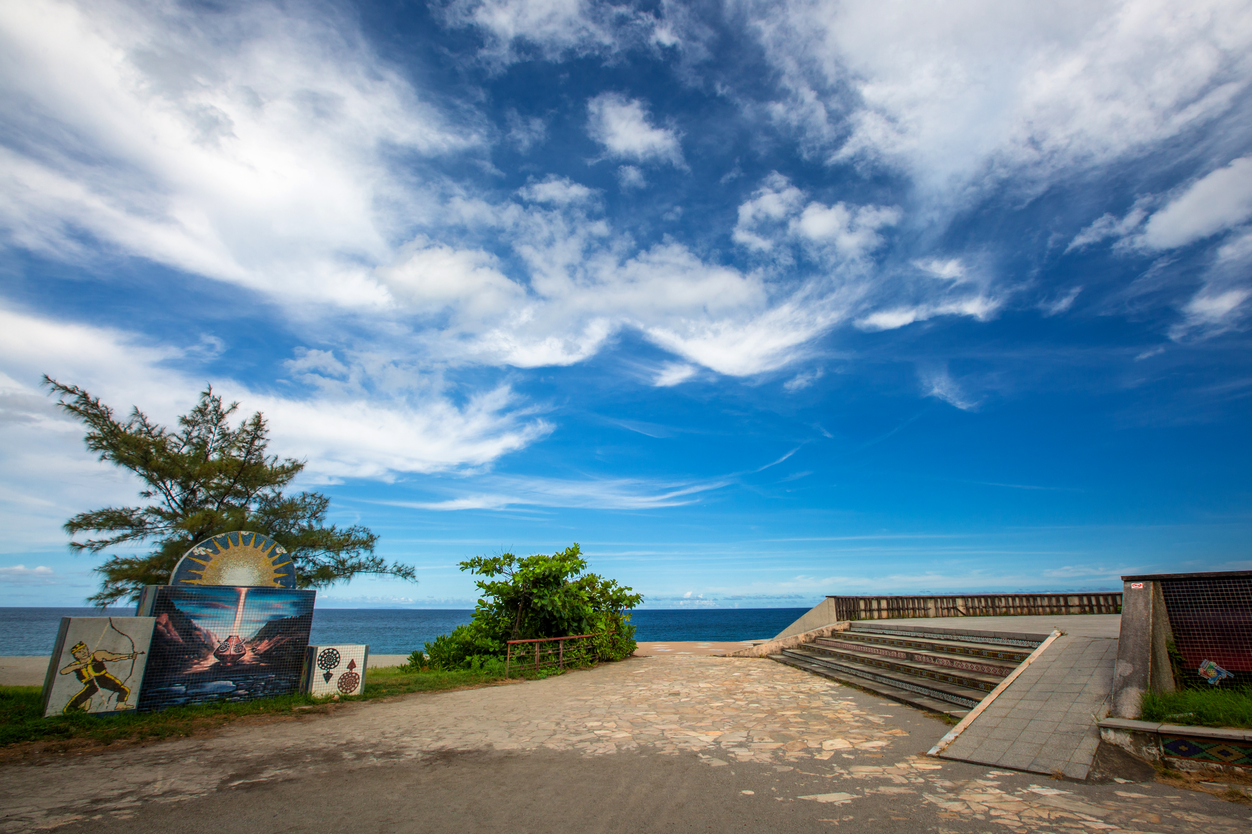 當曙光越過太麻里山海之間，旅人與太平洋一起醒來