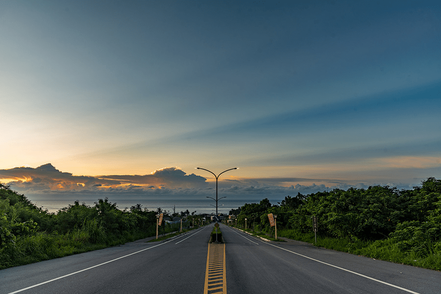 當曙光越過太麻里山海之間，旅人與太平洋一起醒來