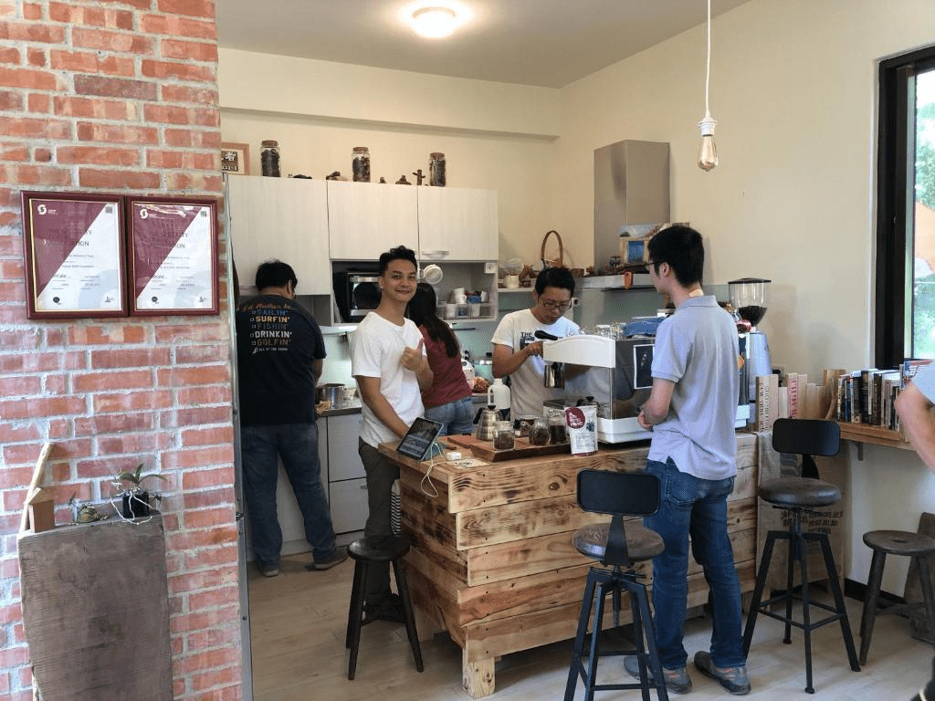 在苗栗銅鑼尋一夜安靜，住進小樹的家咖啡民宿，聽風掠過窗、聞咖啡香漫開