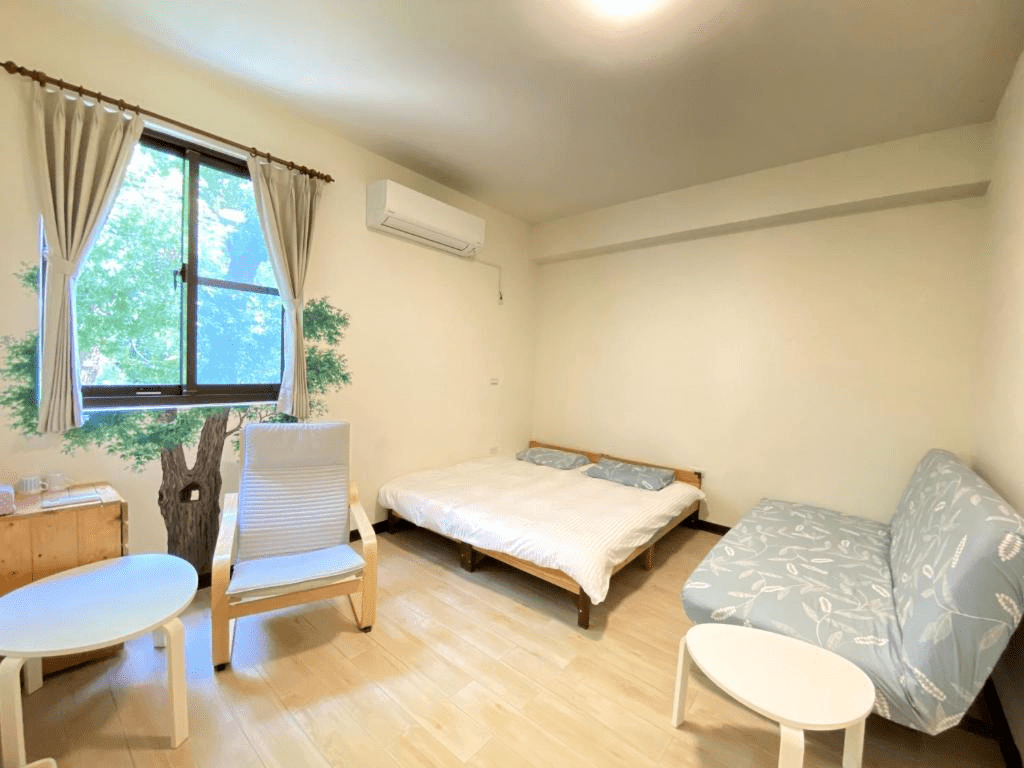 在苗栗銅鑼尋一夜安靜，住進小樹的家咖啡民宿，聽風掠過窗、聞咖啡香漫開