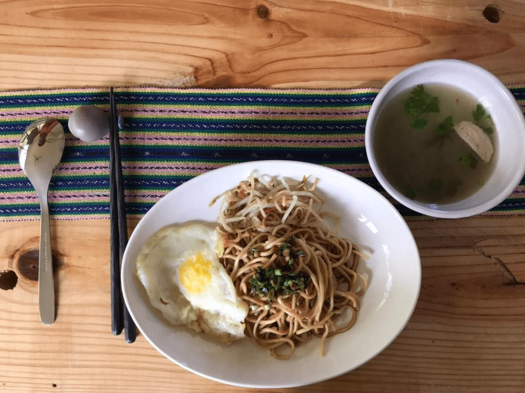 在苗栗銅鑼尋一夜安靜，住進小樹的家咖啡民宿，聽風掠過窗、聞咖啡香漫開