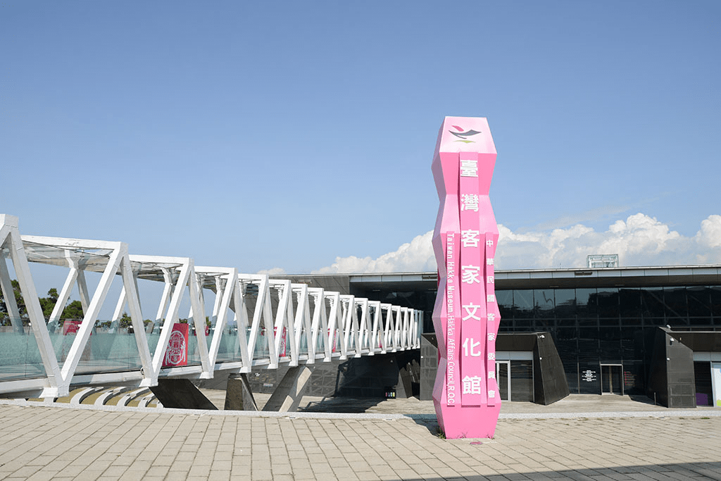 在苗栗銅鑼尋一夜安靜，住進小樹的家咖啡民宿，聽風掠過窗、聞咖啡香漫開