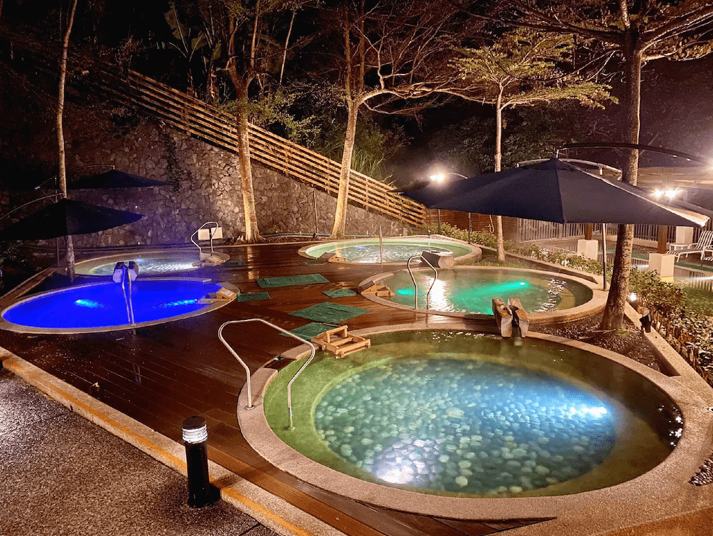 冬天的谷關像首慢歌，泡一場山谷溫泉，看霧氣輕繞屋簷與心緒