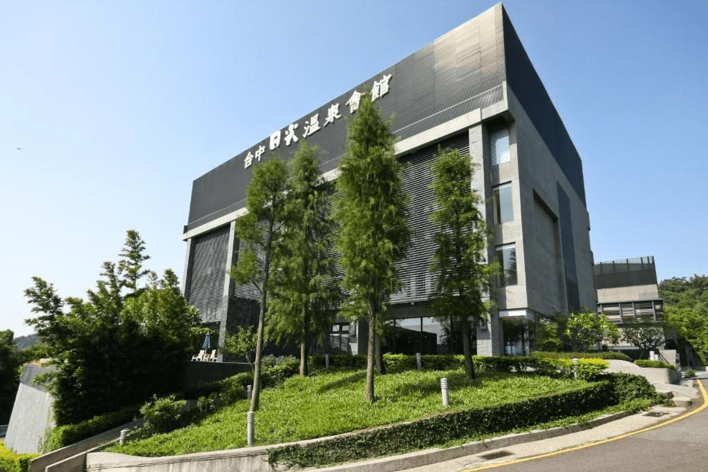 在台中山林間泡湯，看蒸氣與光交錯成霧，這一刻只屬於日光的溫柔