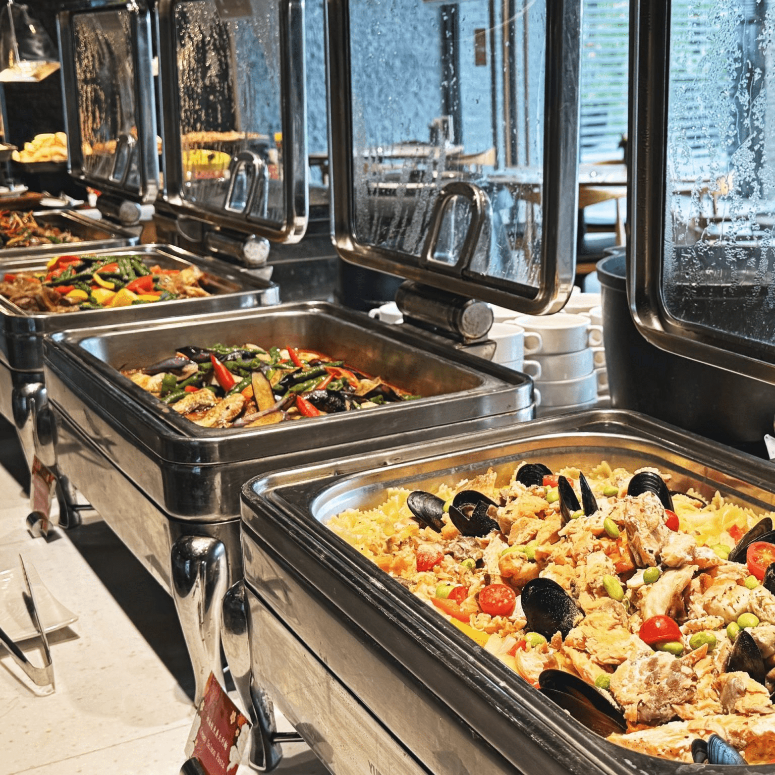 在台中山林間泡湯，看蒸氣與光交錯成霧，這一刻只屬於日光的溫柔