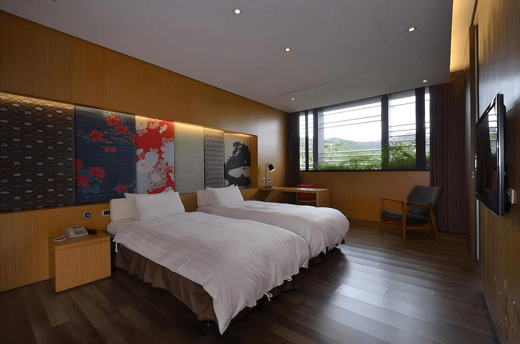 在台中山林間泡湯，看蒸氣與光交錯成霧，這一刻只屬於日光的溫柔