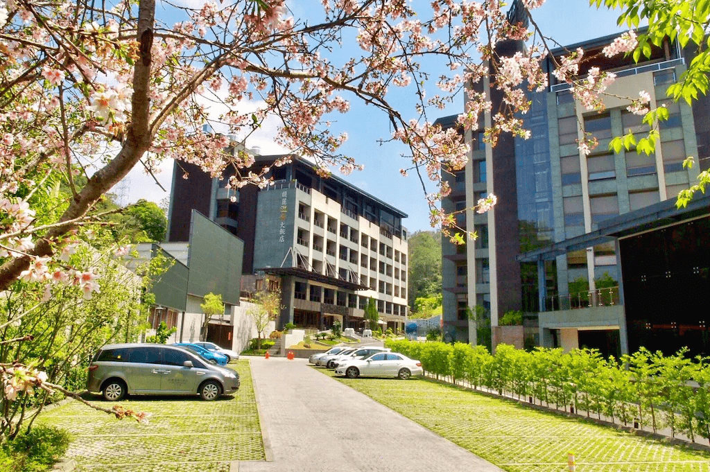 聽著山風、看著湖光，在台灣最美溫泉飯店裡慢慢放鬆