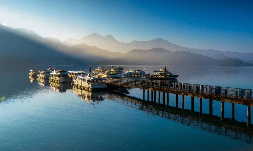 日月潭湖畔的光影故事｜當風掠過湖面，在日月潭，遇見最靜好的自己