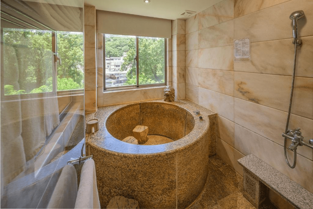 走進北投的秋冬山谷，讓泉霧與風聲替自己泡去城市的疲憊