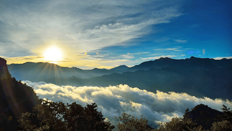 阿里山日出的溫柔旅程｜當雲海推開晨光，風在山裡走，一座山的記憶