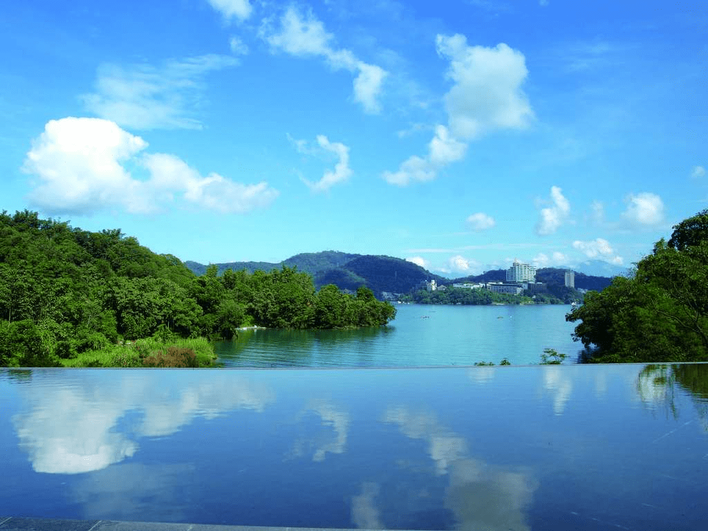 從湖畔到天空的延伸線，在向山遊客中心，停在風景裡，慢看日月潭的溫柔