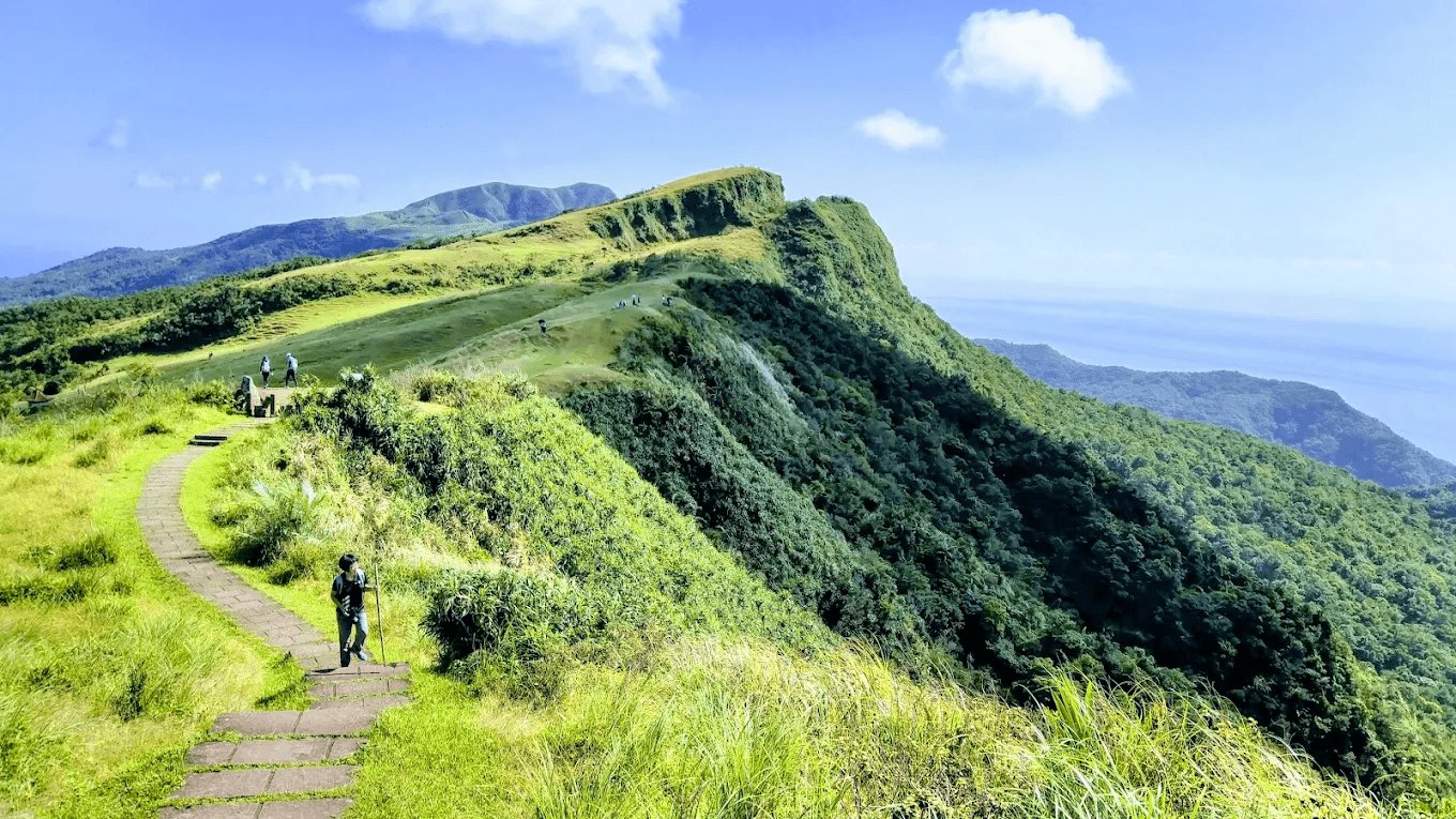 🌿 桃源谷步道｜藏在山海之間的世外桃源，俯瞰龜山島的療癒草原天堂
