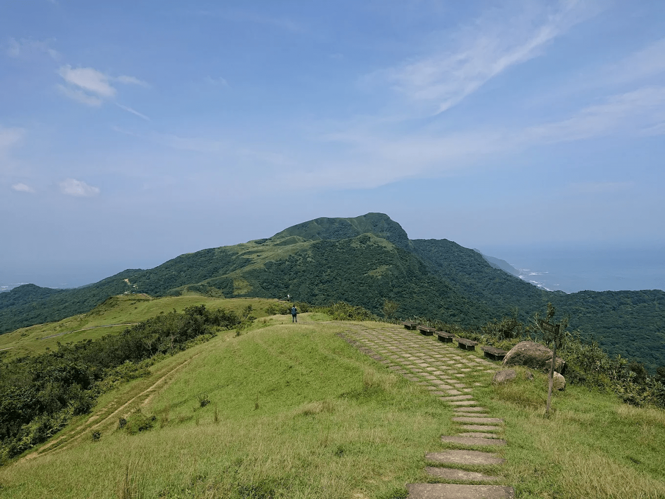 桃源谷稜線上的草地與遠方山巒