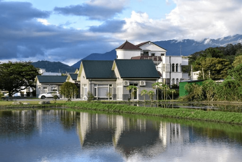 在池上草原與稻浪之間慢慢住下來，和家人走進被山嵐與晨光包圍的住宿風景