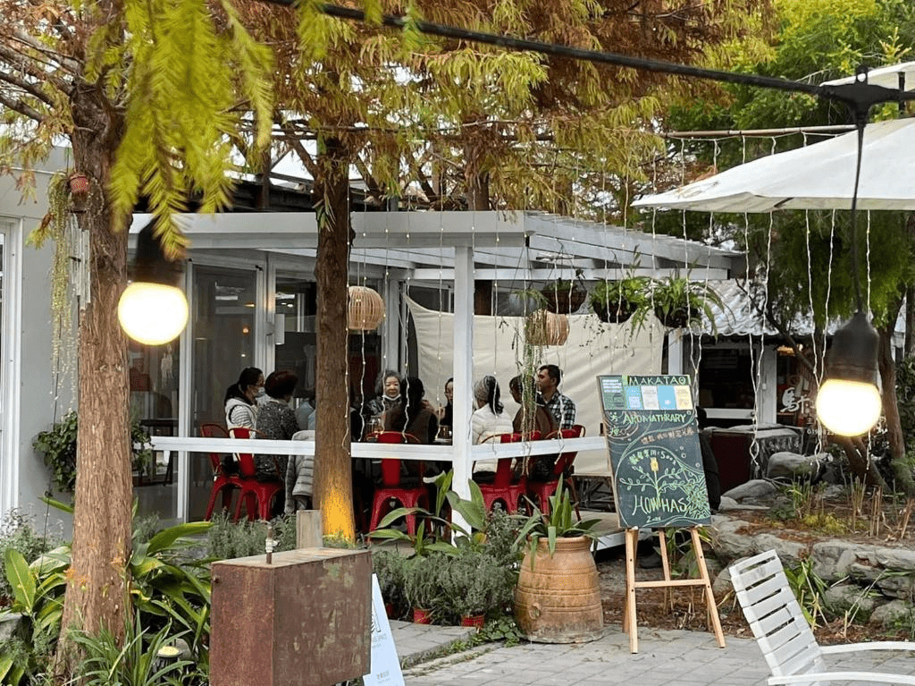 在池上草原與稻浪之間慢慢住下來，和家人走進被山嵐與晨光包圍的住宿風景