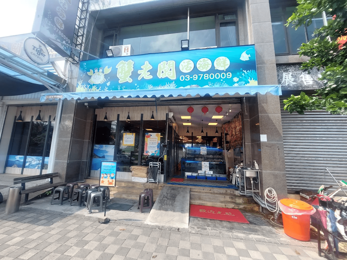 蟹老闆活海鮮店面與新鮮漁獲展示