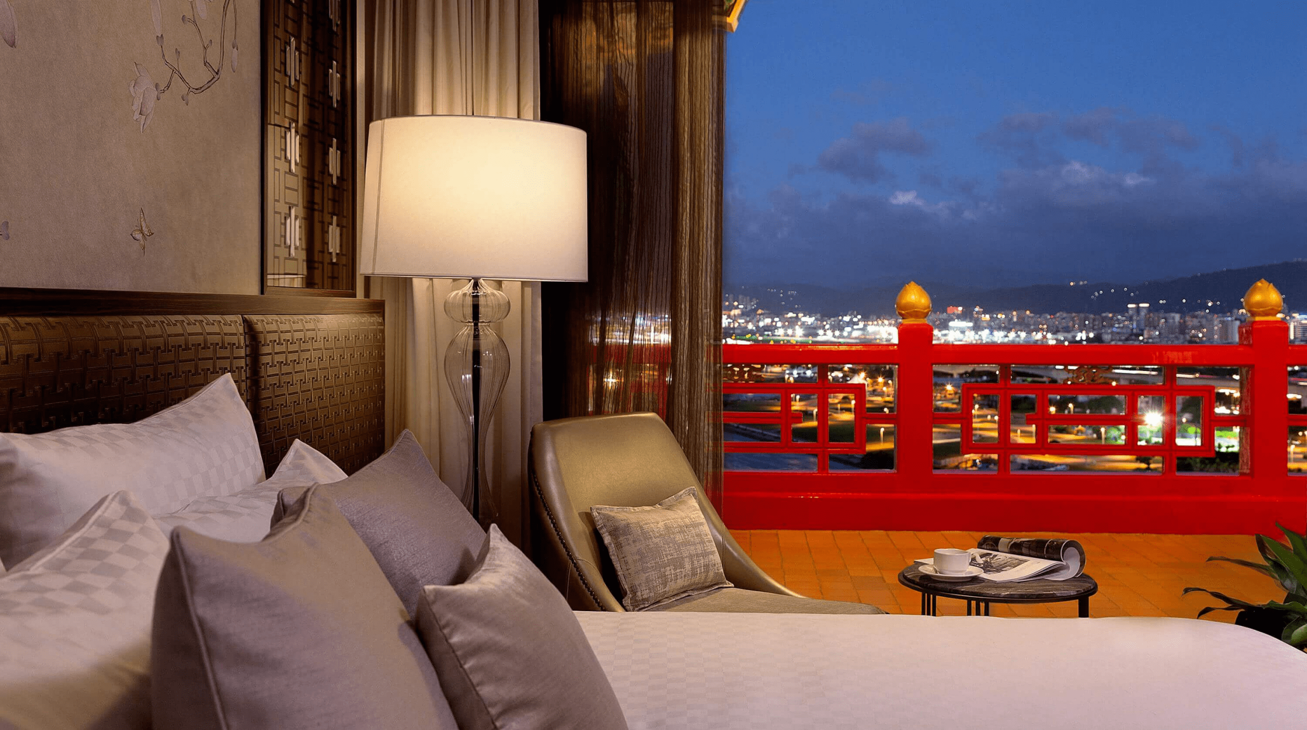 氣勢宏偉的飯店大廳，展現傳統建築的對稱美學