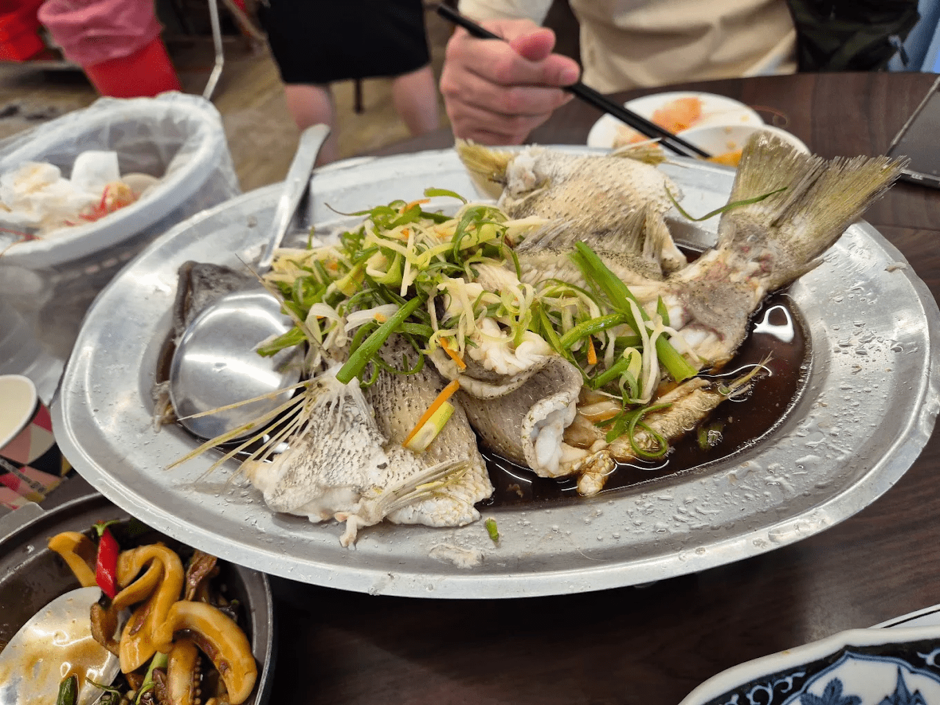 🦀 龜吼漁港人氣海鮮｜新小微漁坊：現撈漁貨現煮、萬里在地人最愛隱藏海鮮餐廳