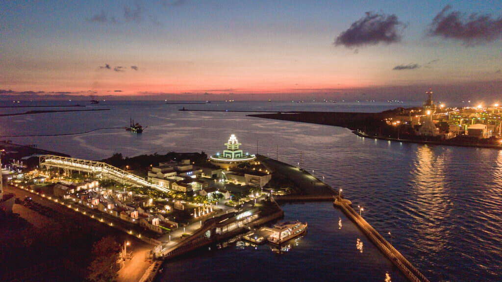 高雄的海風一路吹進港邊街區，帶著我走進城市裡流動的藝術與文化風景