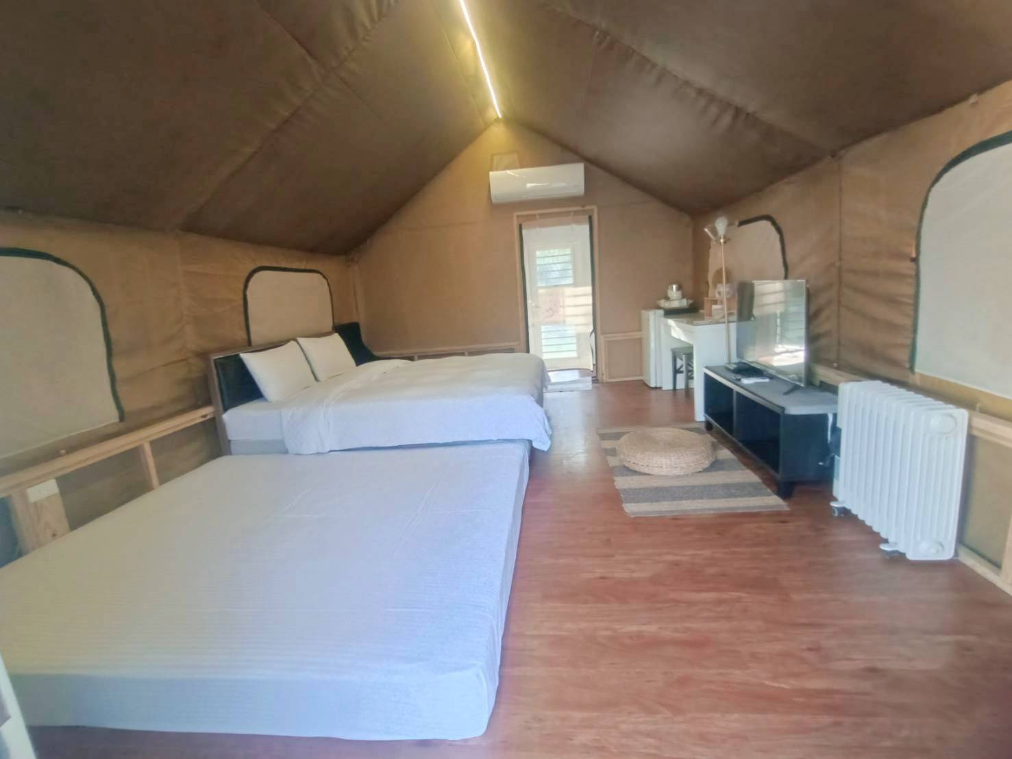 親子在營區戶外互動