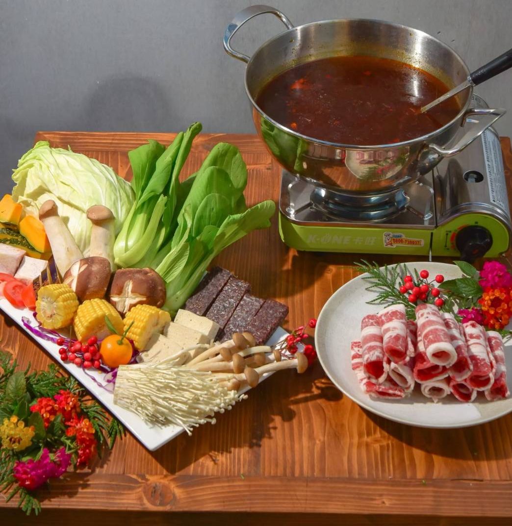 營區入口與山景