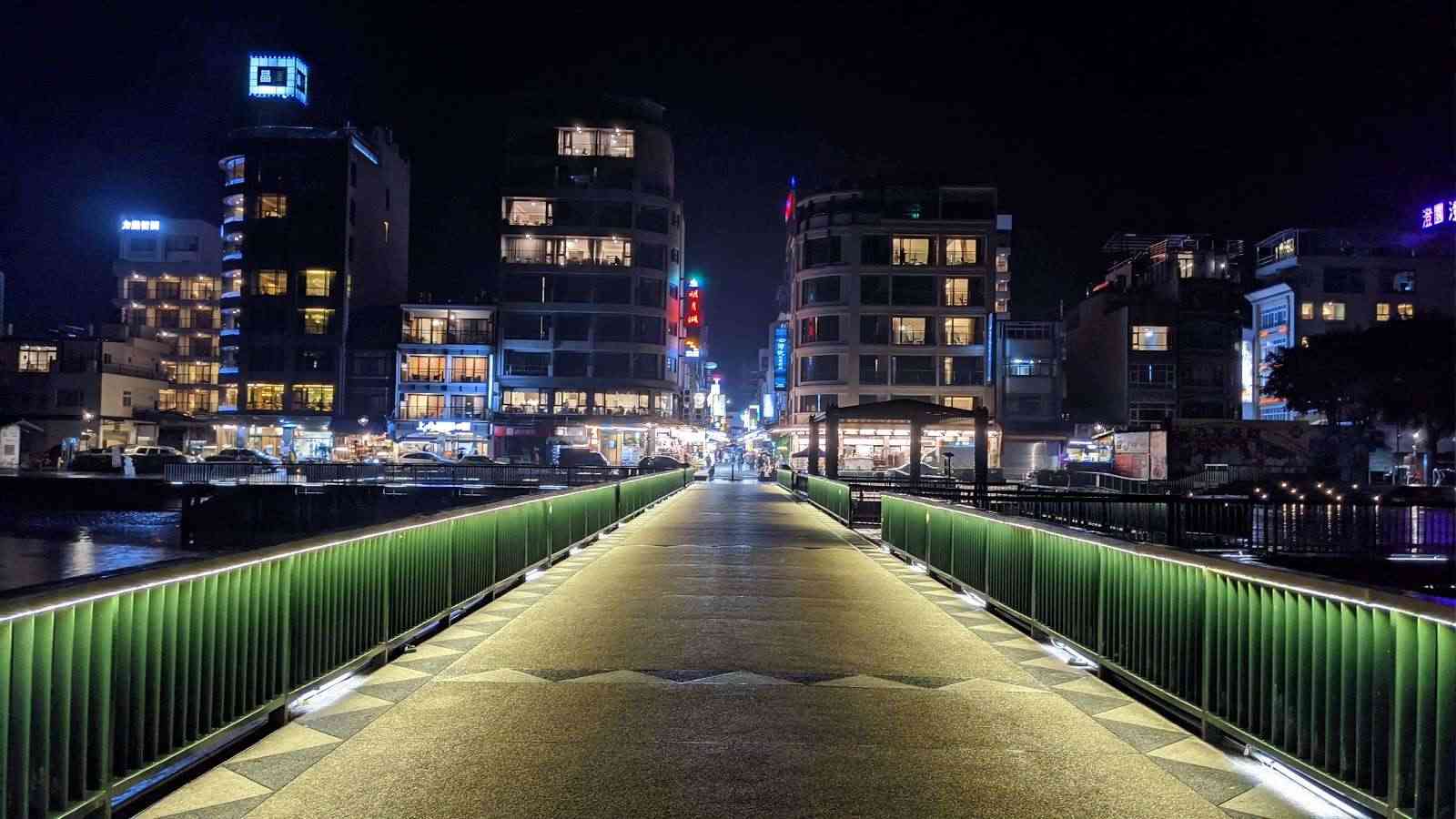 在日月潭景點邊走邊看，讓路線穿過湖灣山影，把旅途中想放下的事情交給水面慢慢帶走