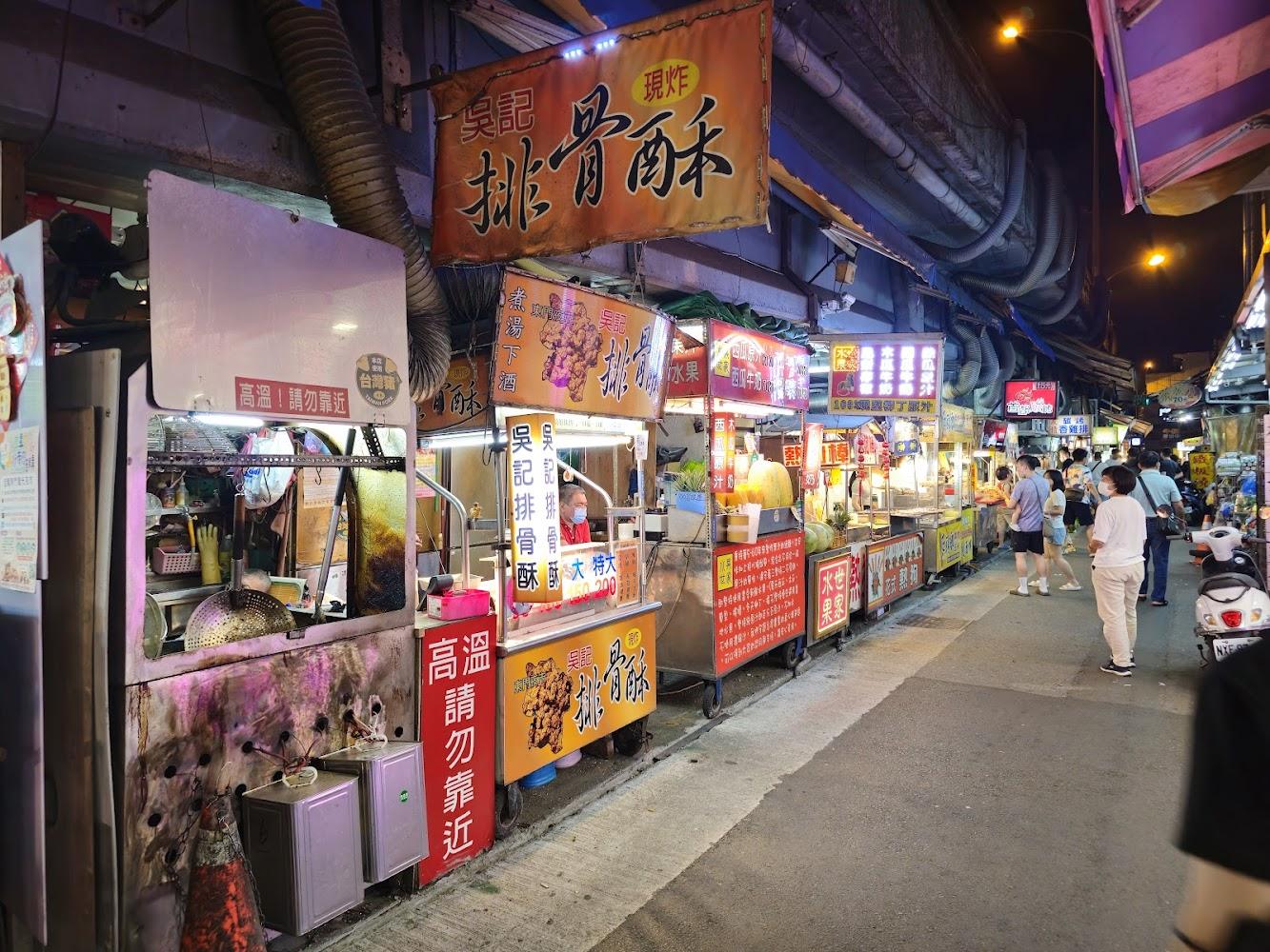 宜蘭夜市熱鬧景象，燈火通明，人潮湧動