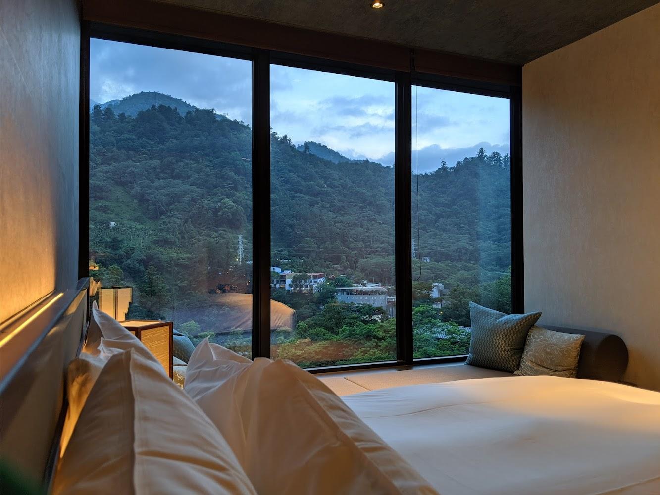 穿過台中和平的山霧後抵達虹夕諾雅谷關，在半露天湯池裡看時間慢慢流動是一種幸福