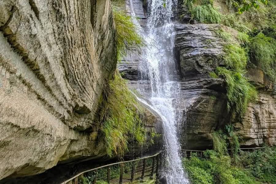 沿著嘉義梅山的溪谷慢慢前行，在竹坑溪步道聽水聲走向龍宮瀑布的午後時光