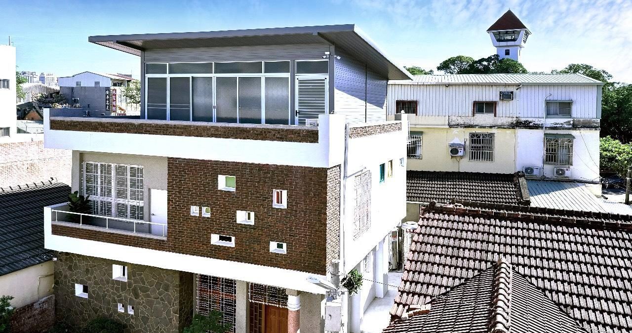 住進安平老街靜巷的61年老洋房：為什麼這麼多人一住就愛上【朗香洋房】？