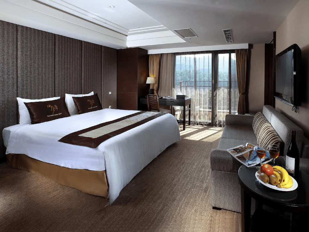 當日月潭的早霧在水面散開時，住進一間能看見湖光的飯店，讓旅程安靜而明亮地展開