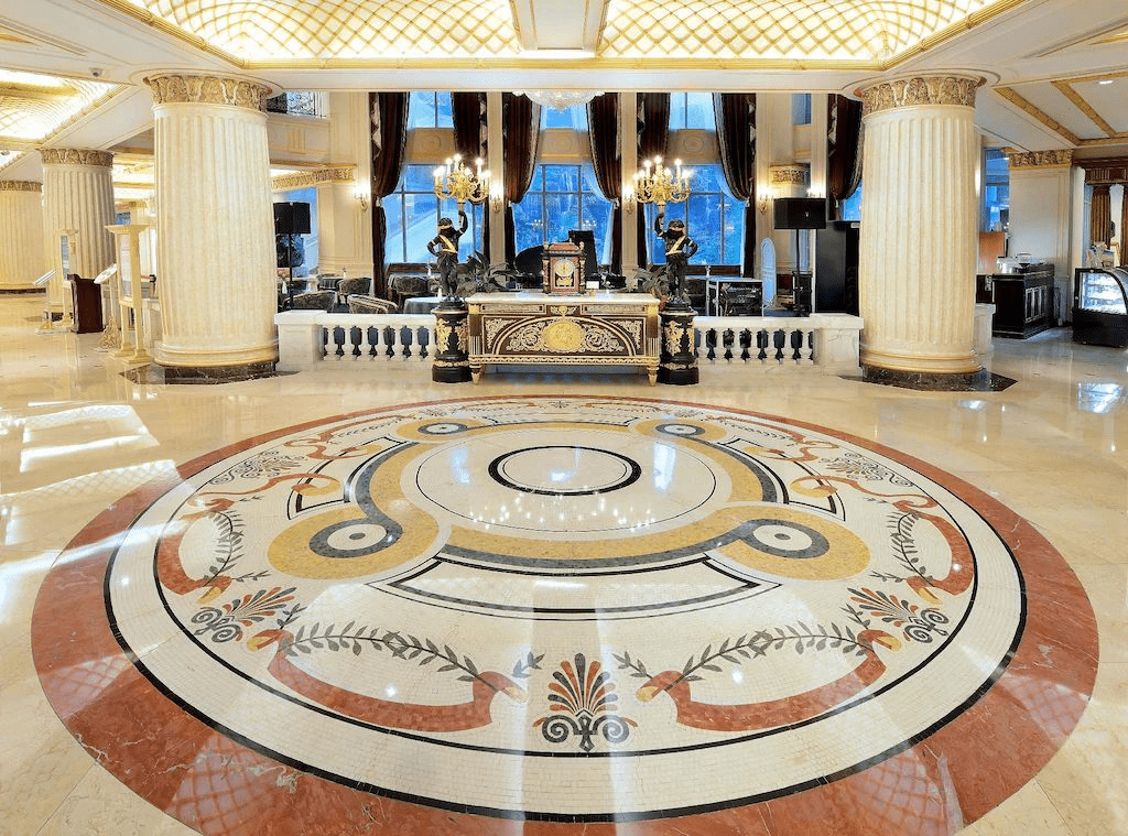 在霧氣慢慢散開的清晨走進溪頭米堤大飯店，把週末的節奏交給山林與柔光陪伴