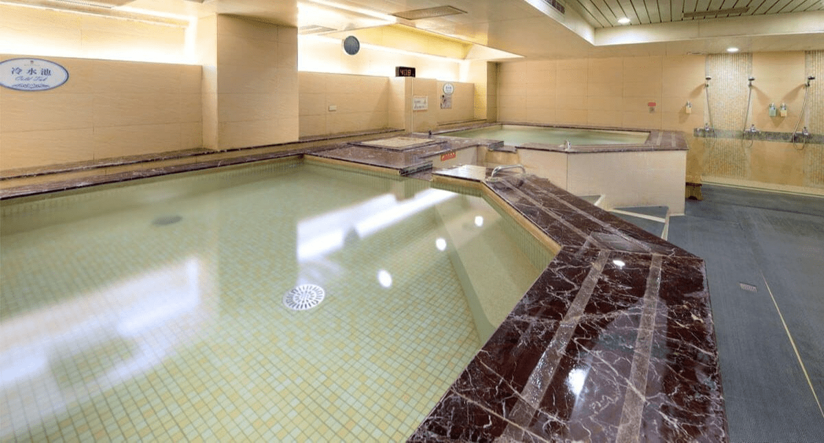 在霧氣慢慢散開的清晨走進溪頭米堤大飯店，把週末的節奏交給山林與柔光陪伴