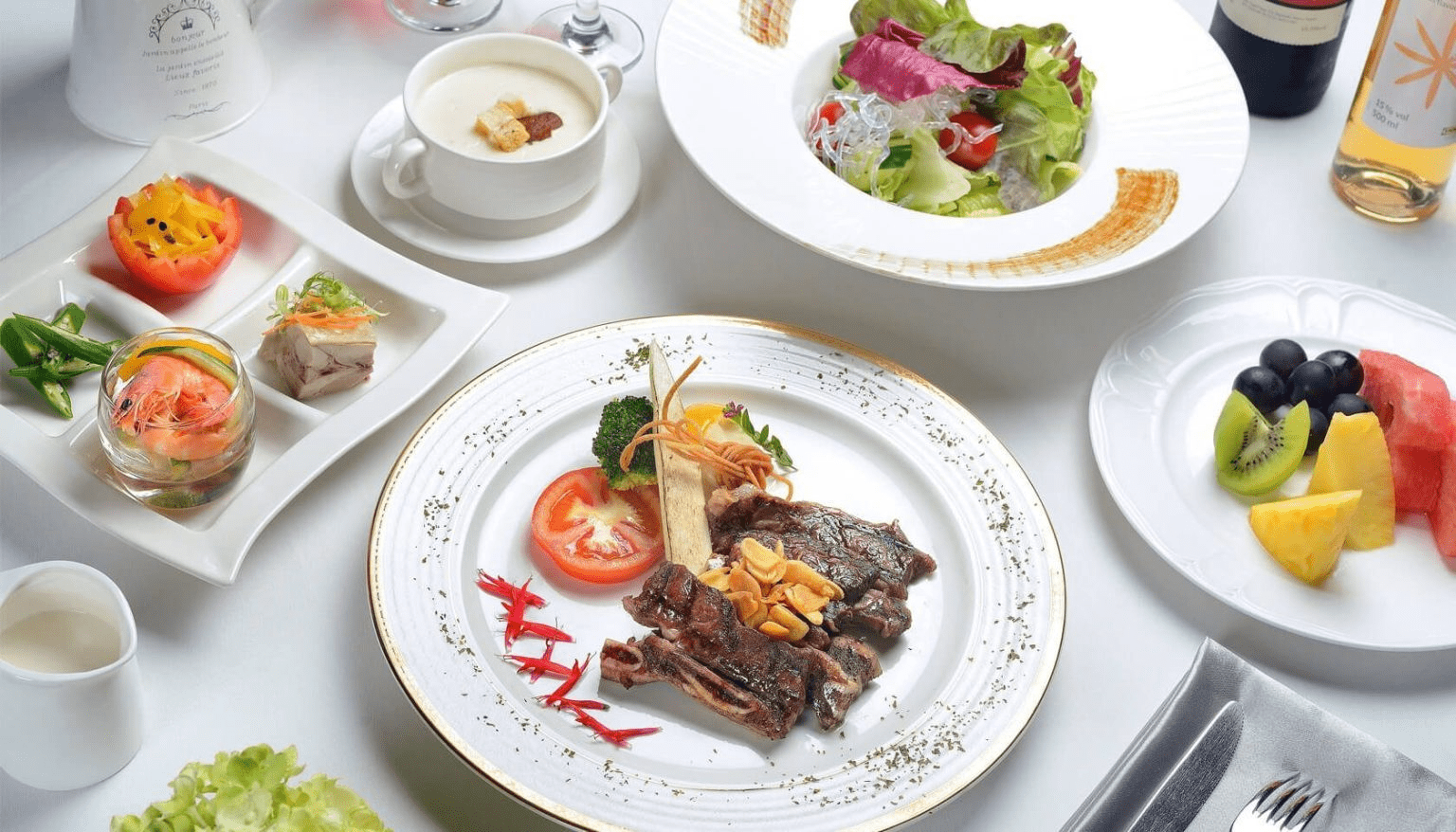 在霧氣慢慢散開的清晨走進溪頭米堤大飯店，把週末的節奏交給山林與柔光陪伴