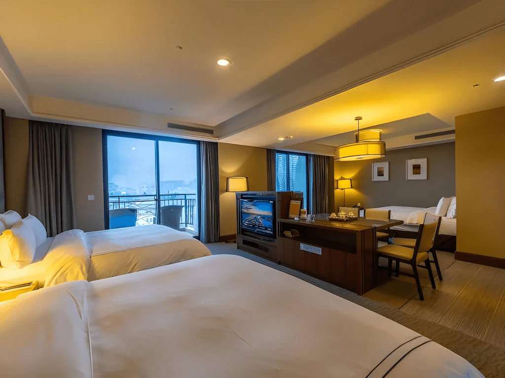 沿著河岸走進淡水住宿的夜色裡,在夕陽與海風吹拂間選一間讓旅程更舒服的房間