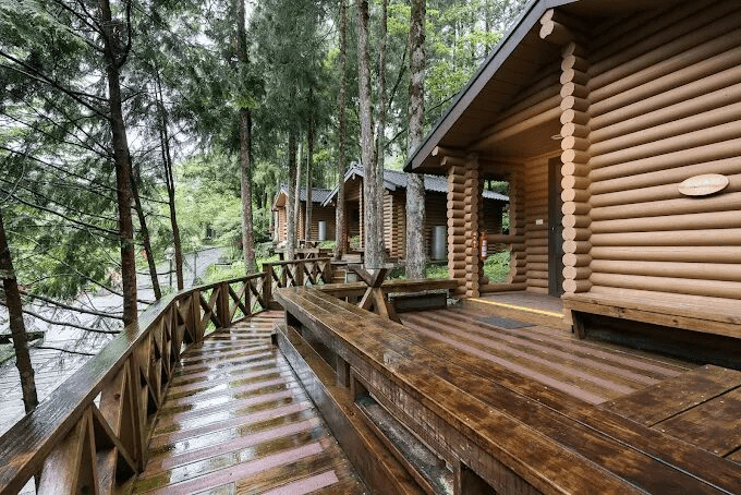 沿著晨霧踏進宜蘭明池山莊的森林小路，讓高山湖泊的光影在一步步間慢慢展開