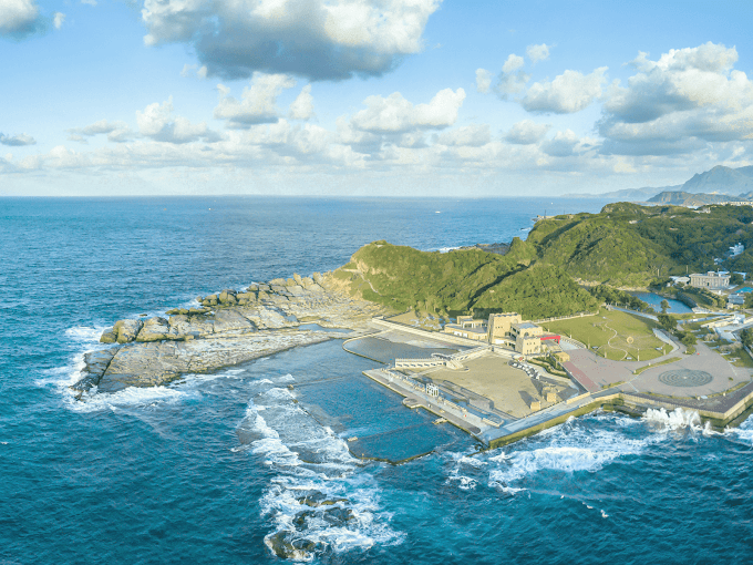 沿著步道向海邊前行，在和平島地質公園的奇岩線條間感受風與浪一起推動旅程的節奏