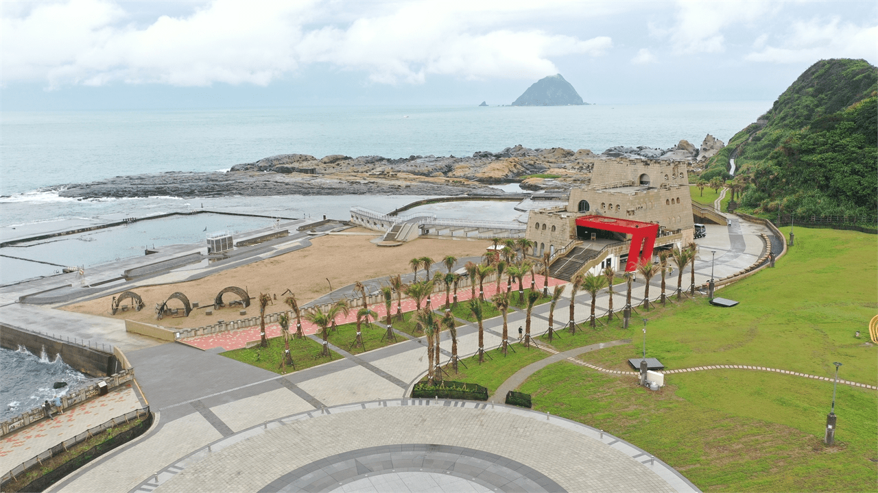 沿著步道向海邊前行，在和平島地質公園的奇岩線條間感受風與浪一起推動旅程的節奏