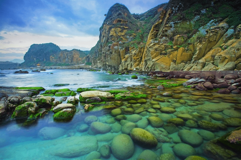 沿著步道向海邊前行，在和平島地質公園的奇岩線條間感受風與浪一起推動旅程的節奏