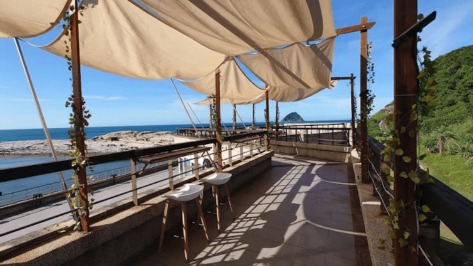 沿著步道向海邊前行，在和平島地質公園的奇岩線條間感受風與浪一起推動旅程的節奏