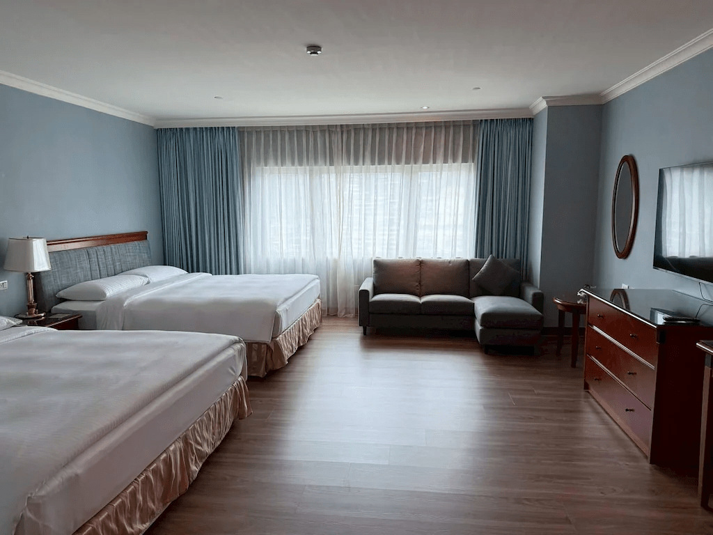 沿著步道向海邊前行，在和平島地質公園的奇岩線條間感受風與浪一起推動旅程的節奏