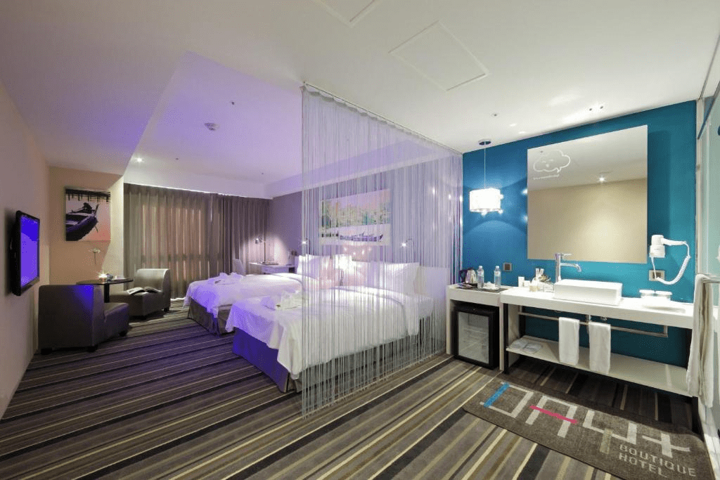 承億文旅淡水吹風旅店的明亮室內與窗外景致