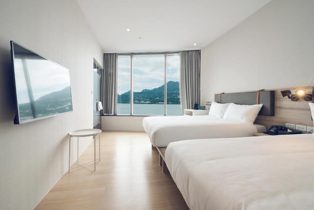 雀客快捷新北淡水旅館的簡約現代客房內部