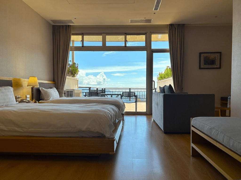 每個房間都通往山的另一面，旅行的答案，有時會藏在清境的一扇窗景裡