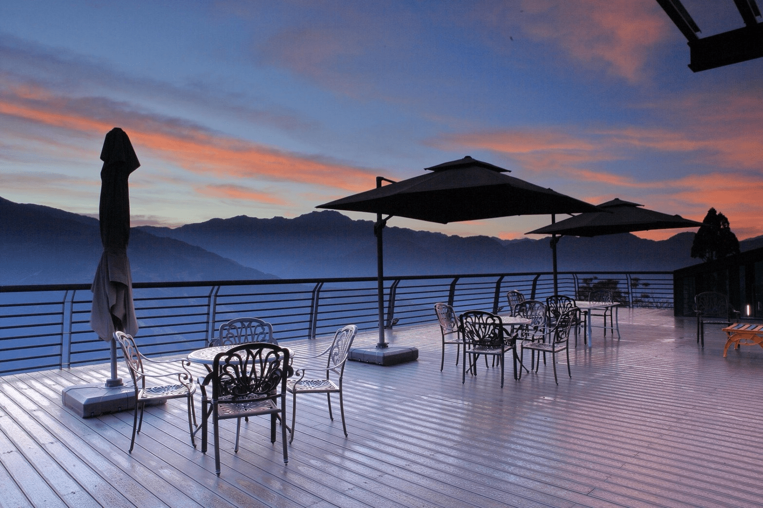 每個房間都通往山的另一面，旅行的答案，有時會藏在清境的一扇窗景裡