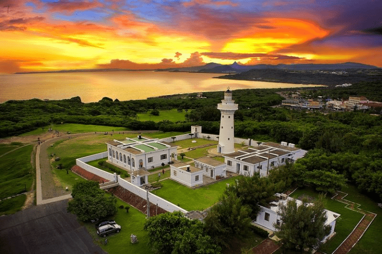在海岸線的那道光裡，聽浪花拍岸的節奏，是墾丁國家公園寫給旅人的詩