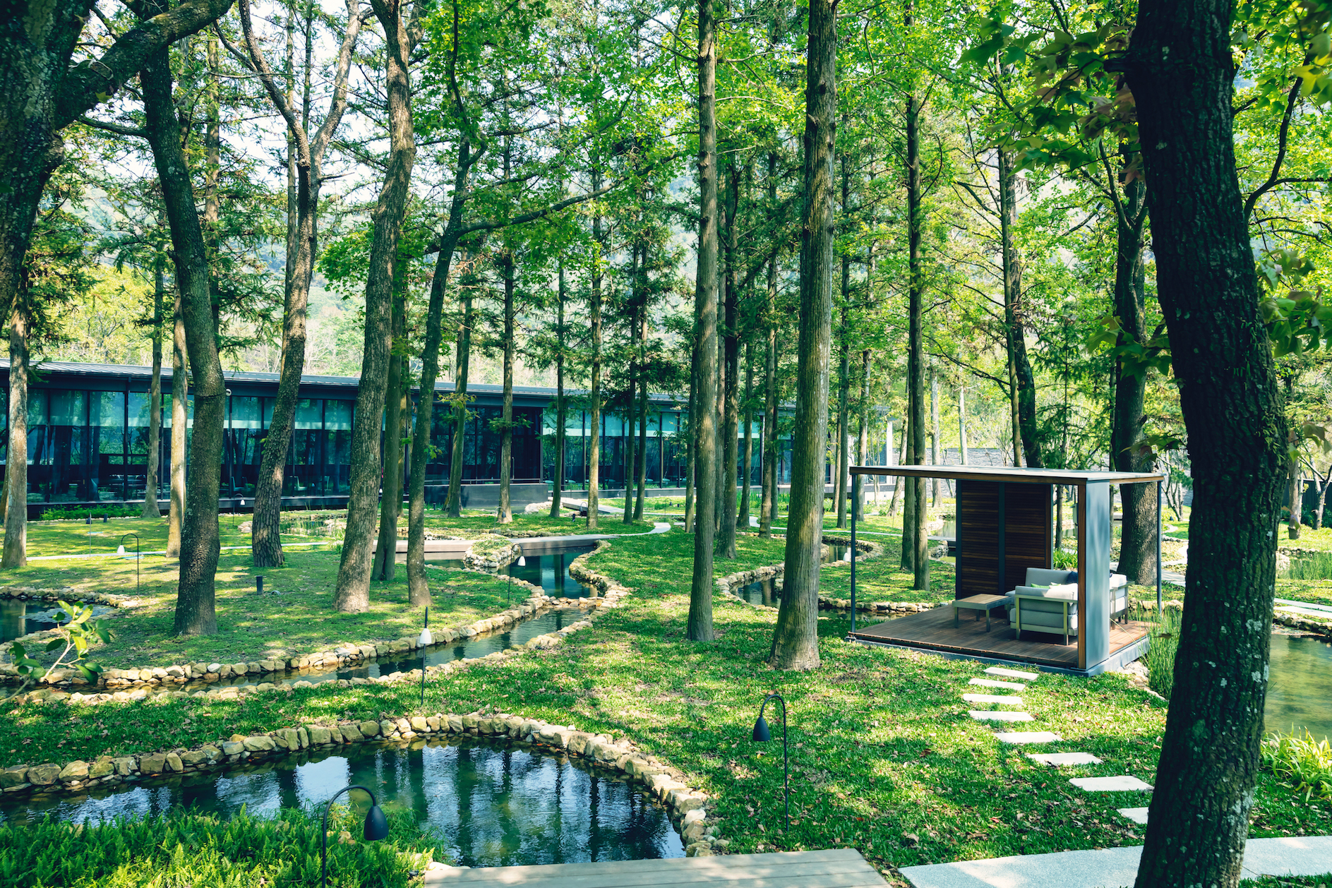 在山谷裡醒來，把自己交給山林和溫泉，虹夕諾雅谷關讓你重新愛上安靜