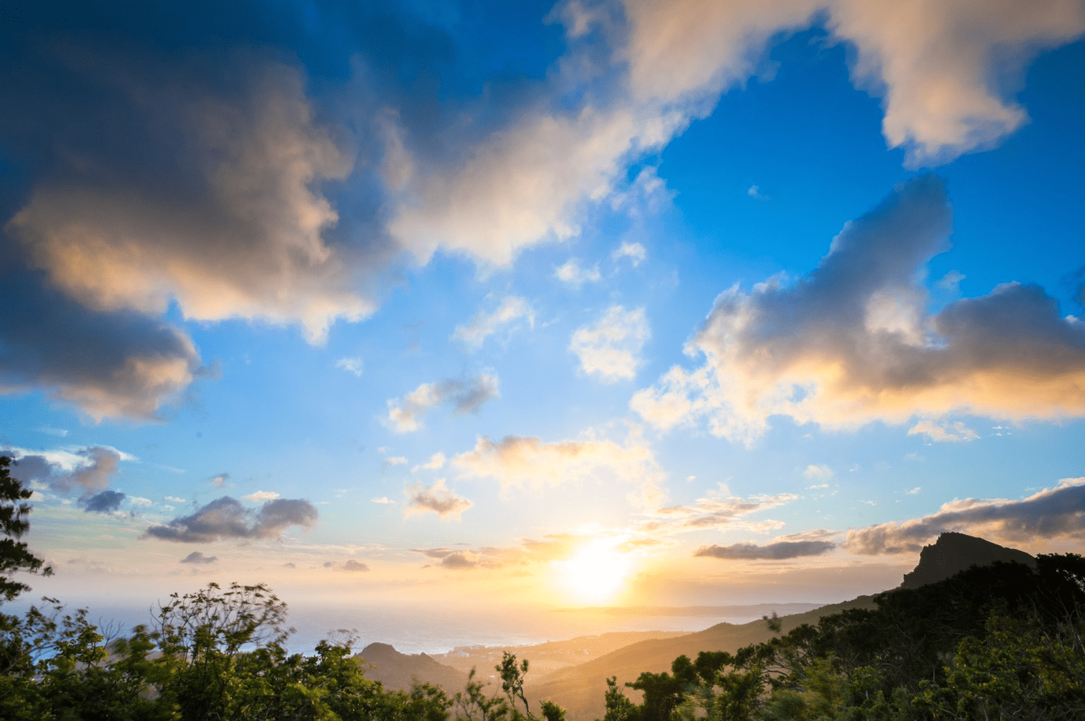 在海岸線的那道光裡,聽浪花拍岸的節奏,是墾丁國家公園寫給旅人的詩